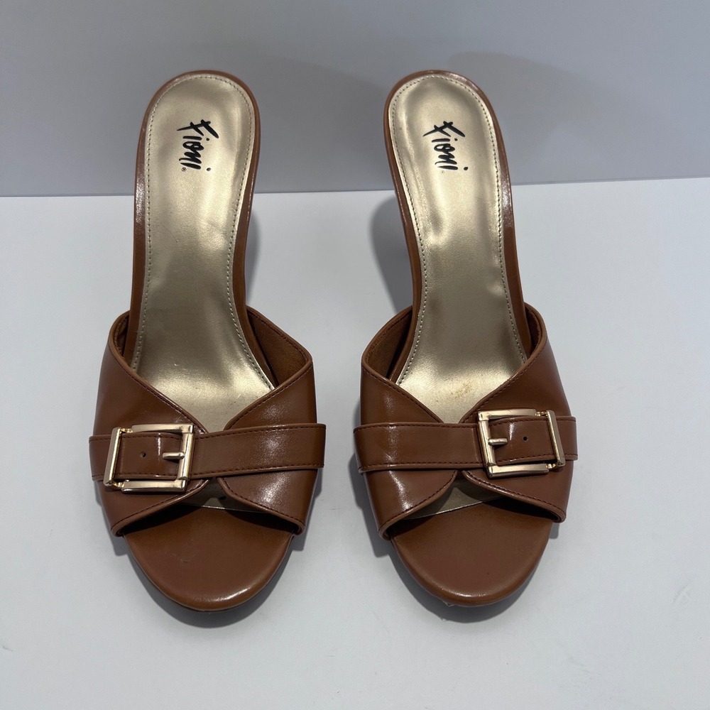 Fioni Womens Brown Buckle Mule Sandals Open Toe Stiletto Kitten Heels Size 8